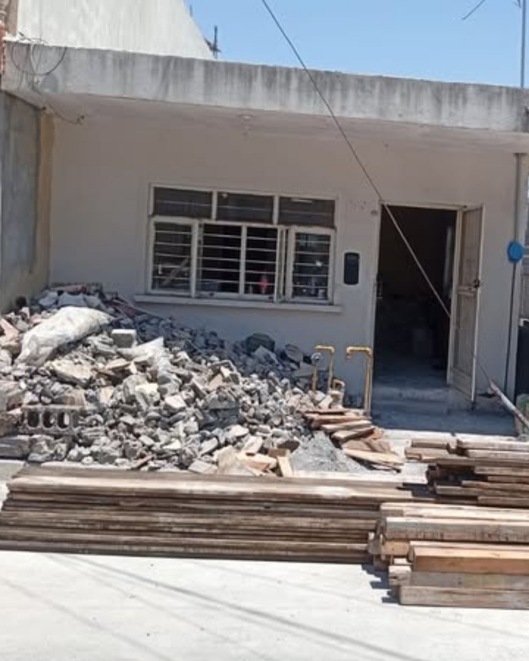 Entrega de madera para cimbrar en obra en Panindícuaro