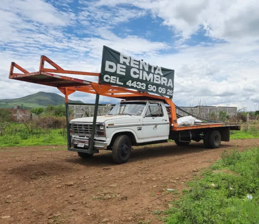Entrega de madera para cimbra en una obra de Panindícuaro