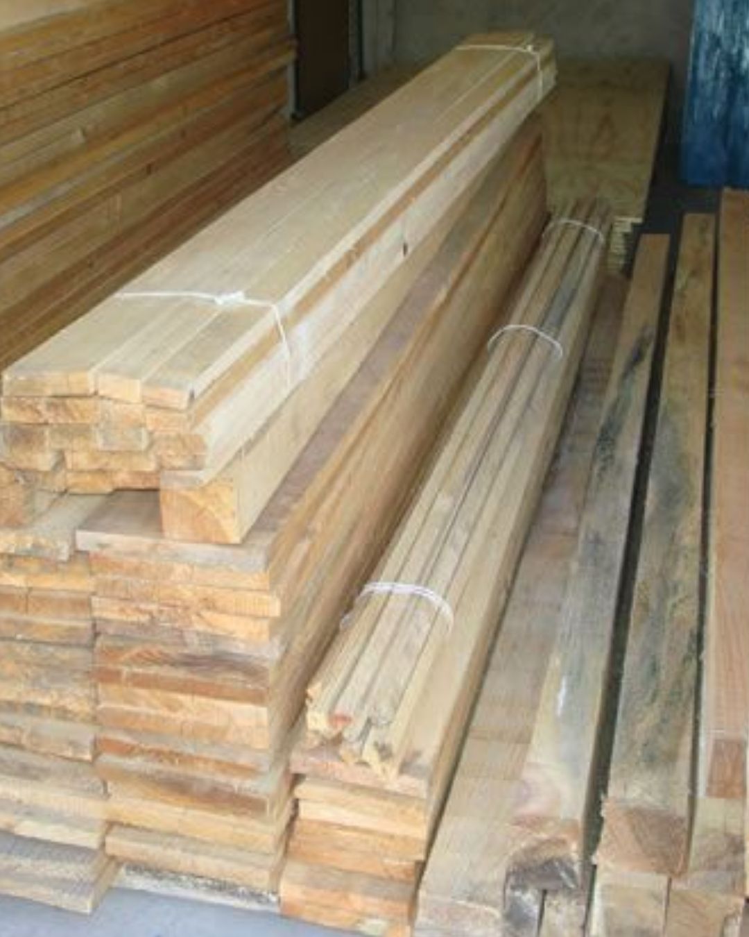 Tablas de madera para cimbrar apiladas y listas en Panindícuaro
